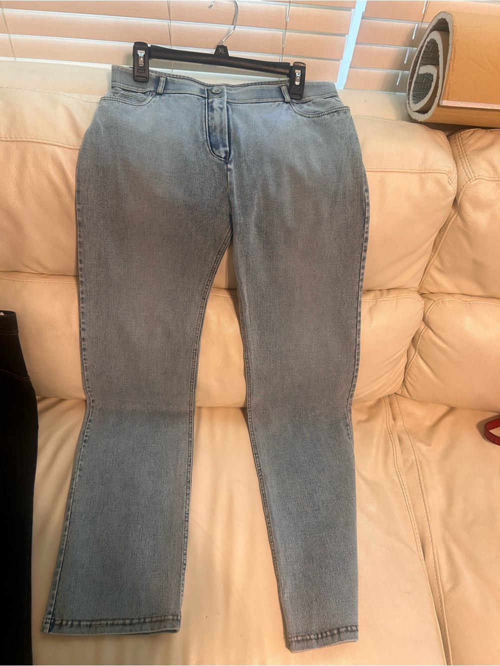 Freddy Straight-Leg Women’s Jeans in Light Gray Wash